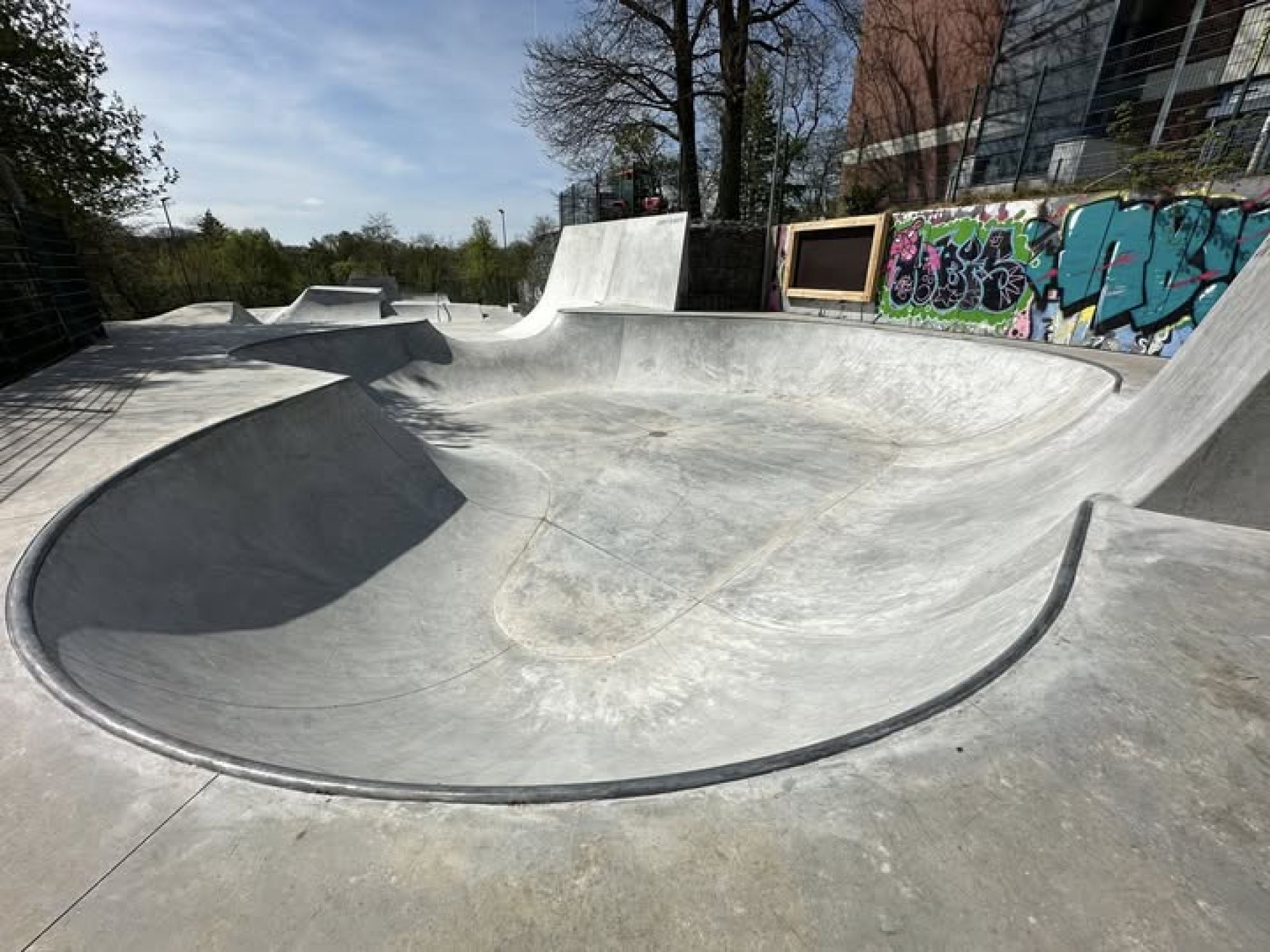 neue Skateanlage mit multifunktionalem Veranstaltungstreffpunkt